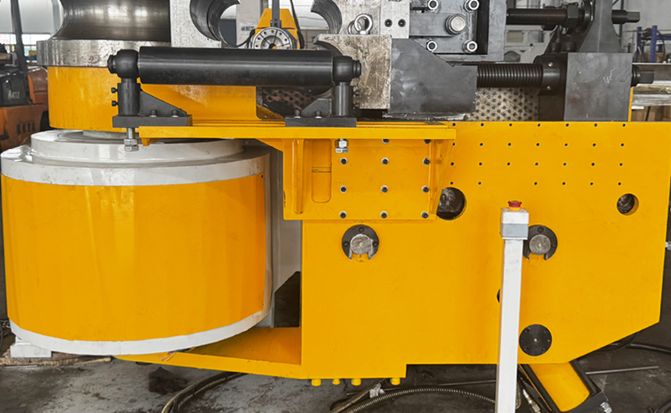 Vollautomatische Rohrbiegemaschine der CNC-L-Serie mit servohydraulischer Steuerung