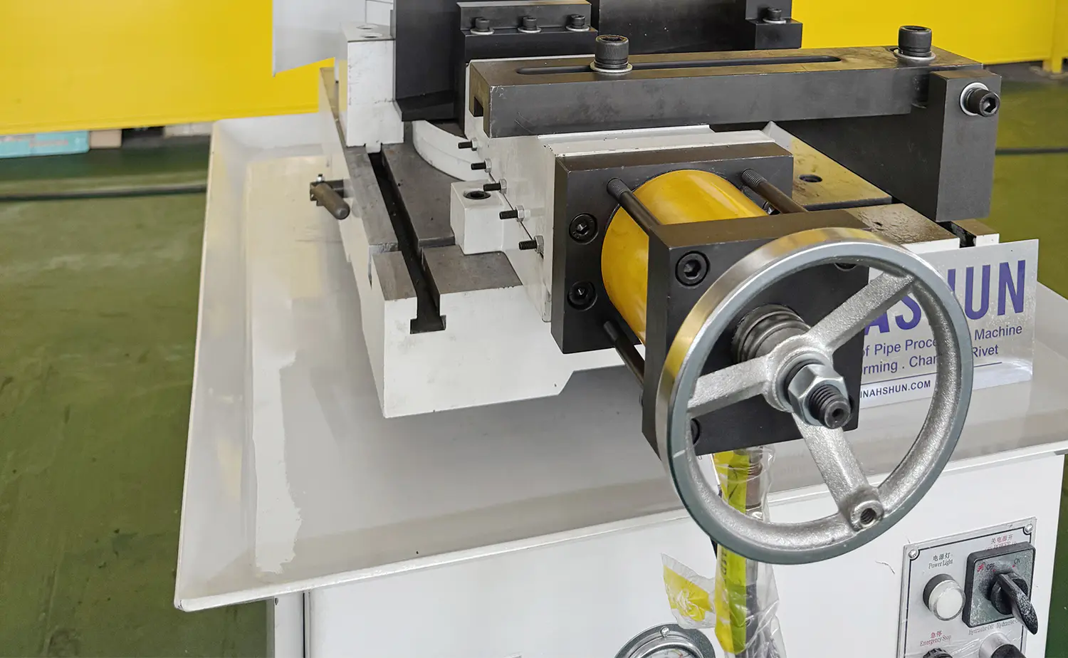 Halbautomatische hydraulische Metallkreissägemaschine der V-Serie