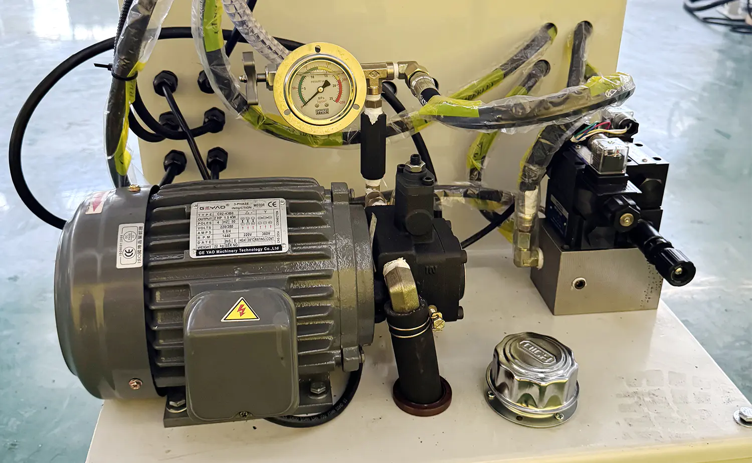 Halbautomatische hydraulische Metallkreissägemaschine der V-Serie
