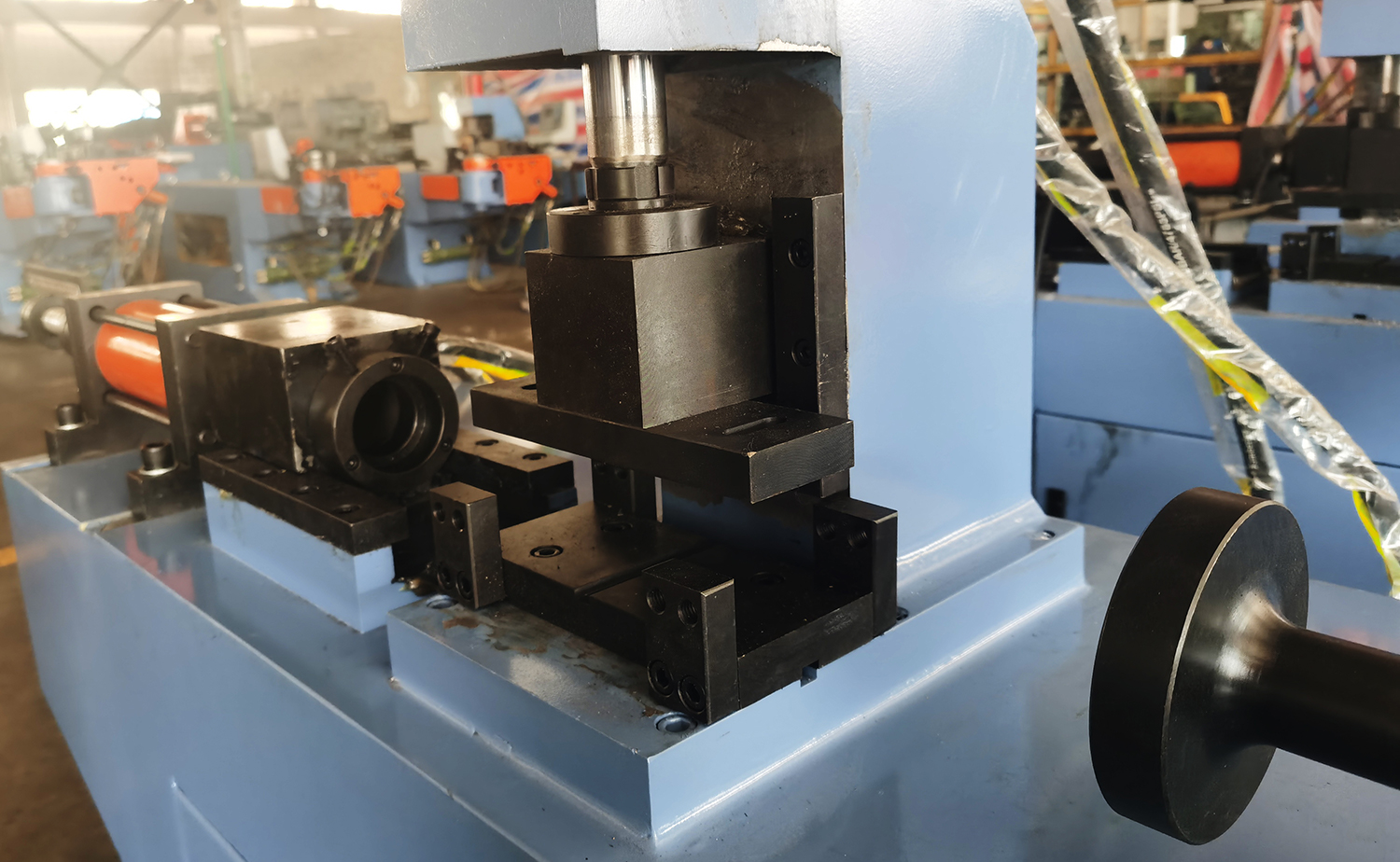 TM40 Hocheffiziente automatische Einzelkopf-Rohrendenformmaschine TM40 Hocheffiziente automatische Einzelkopf-Rohrendenformmaschine