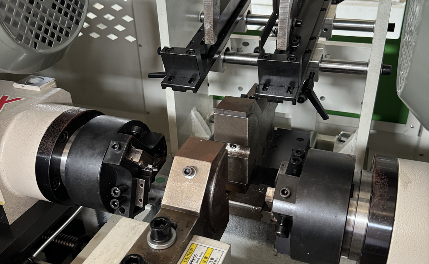 Schnelle Servo-Doppelkopfrohr-Anfasmaschine der DEF680CNC-Serie