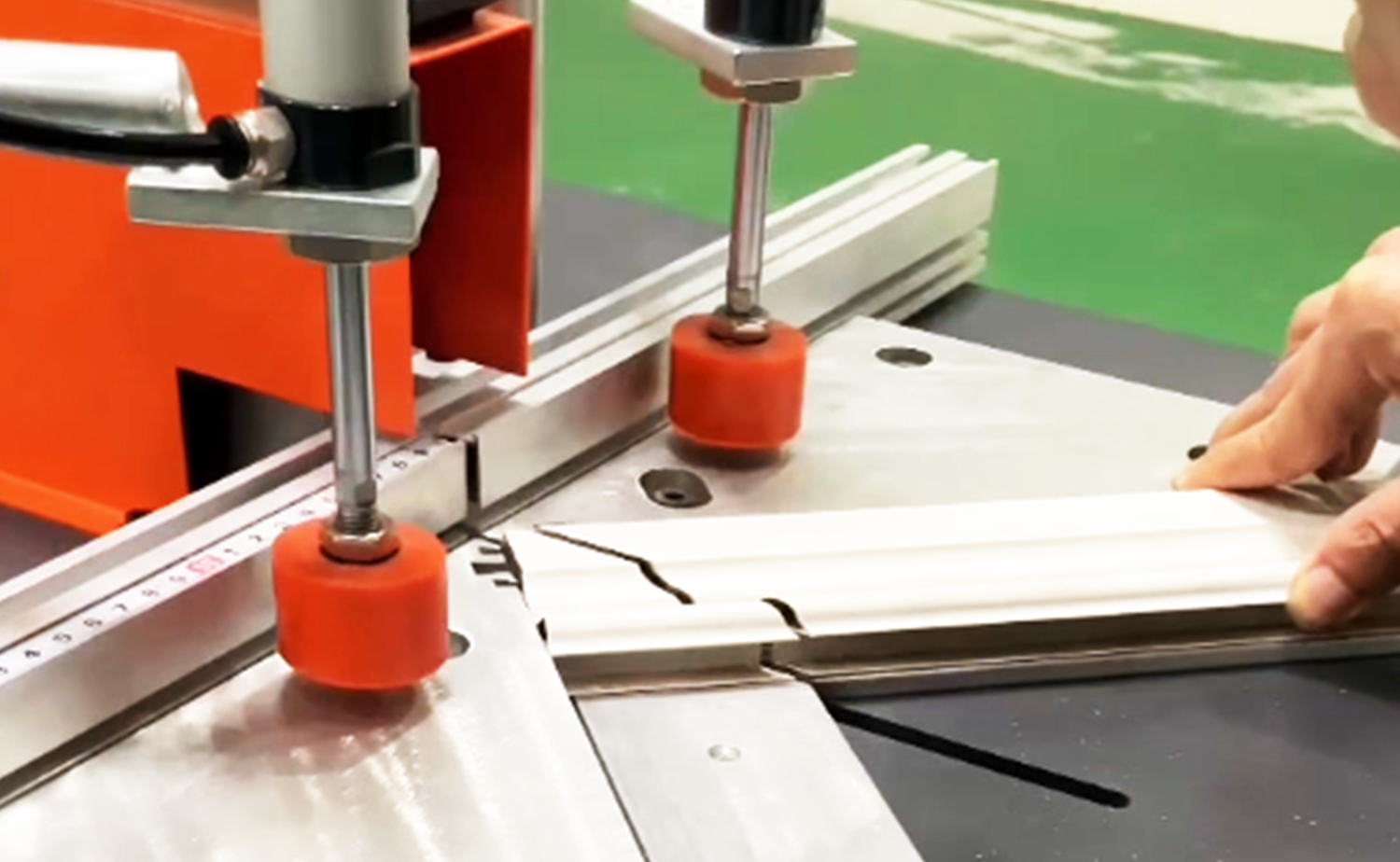 ES500 Halbautomatische Aluminiumrohrschneidemaschine mit Winkelschneidefunktion