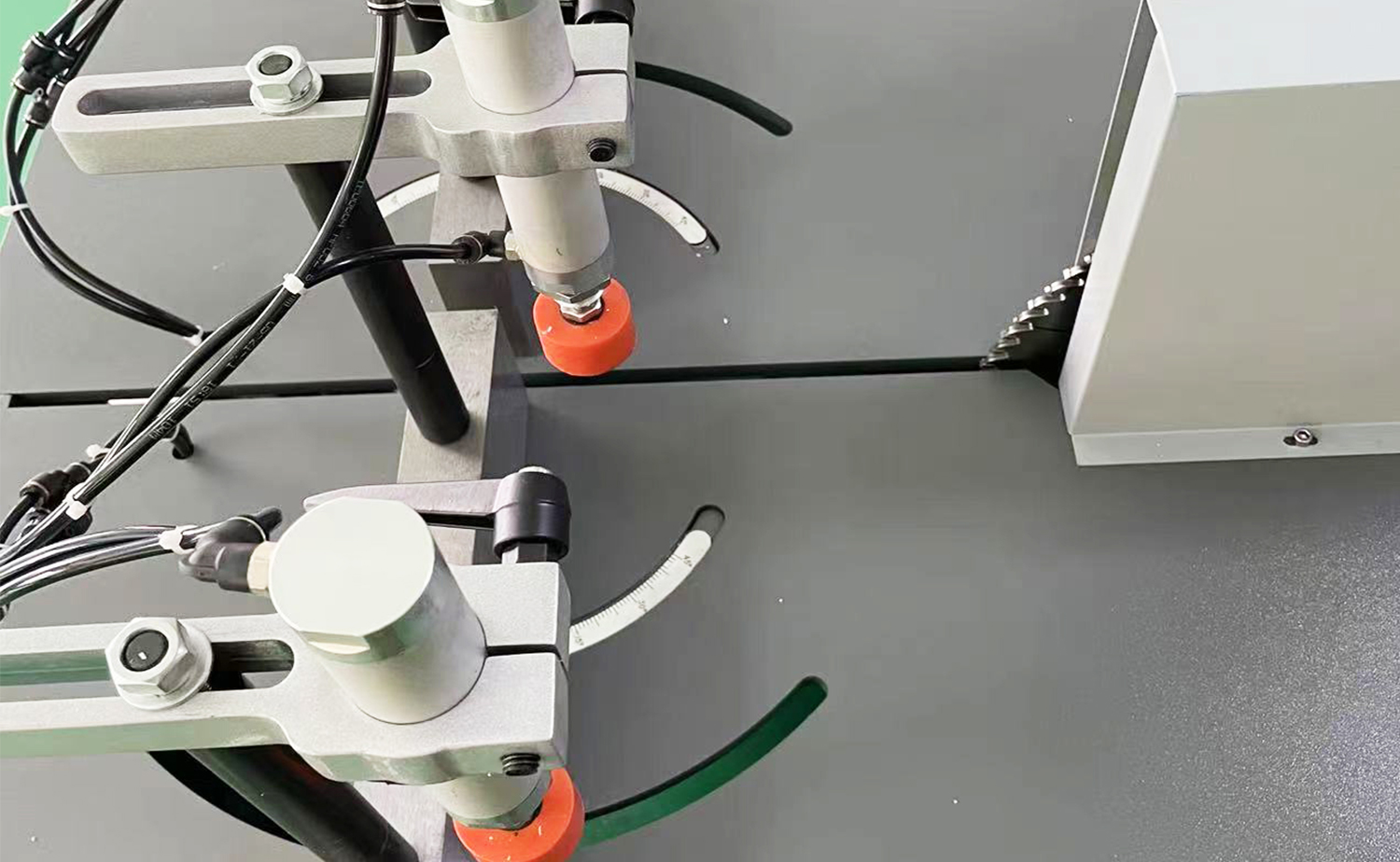 Halbautomatische Aluminiumschneidemaschine ES550 für große Profile und Rohre