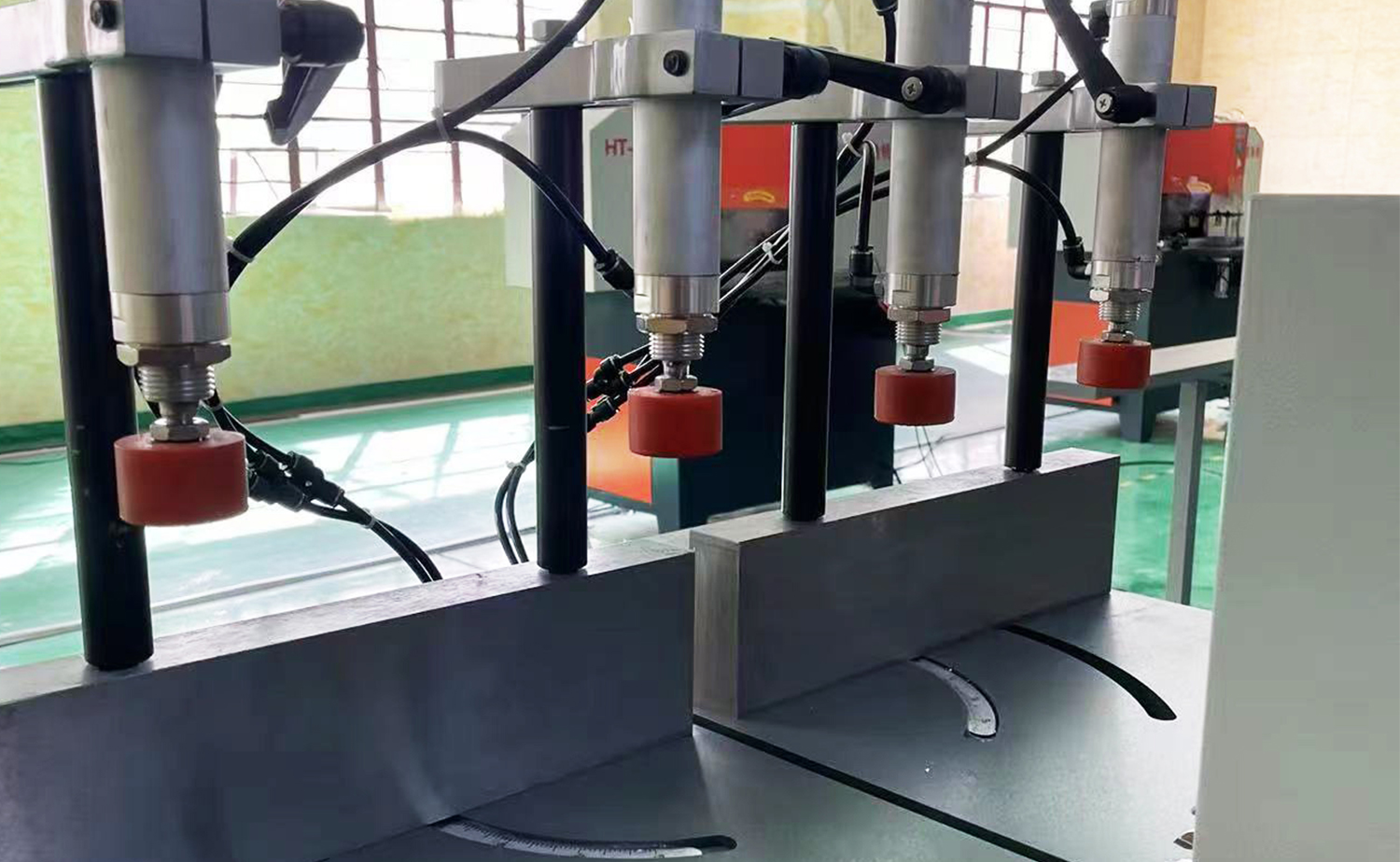 Halbautomatische Aluminiumschneidemaschine ES550 für große Profile und Rohre