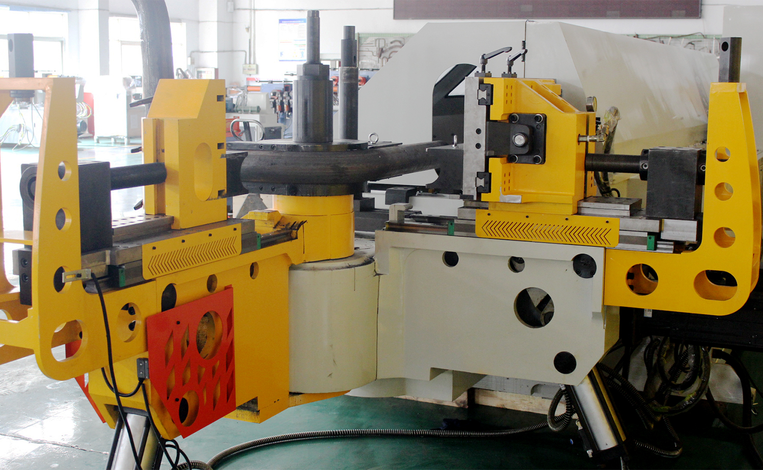 Vollautomatische Multiradius-Rohrbiegemaschine der CNC-M-Serie