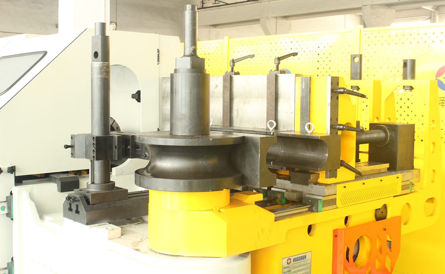 Vollautomatische Multiradius-Rohrbiegemaschine der CNC-M-Serie