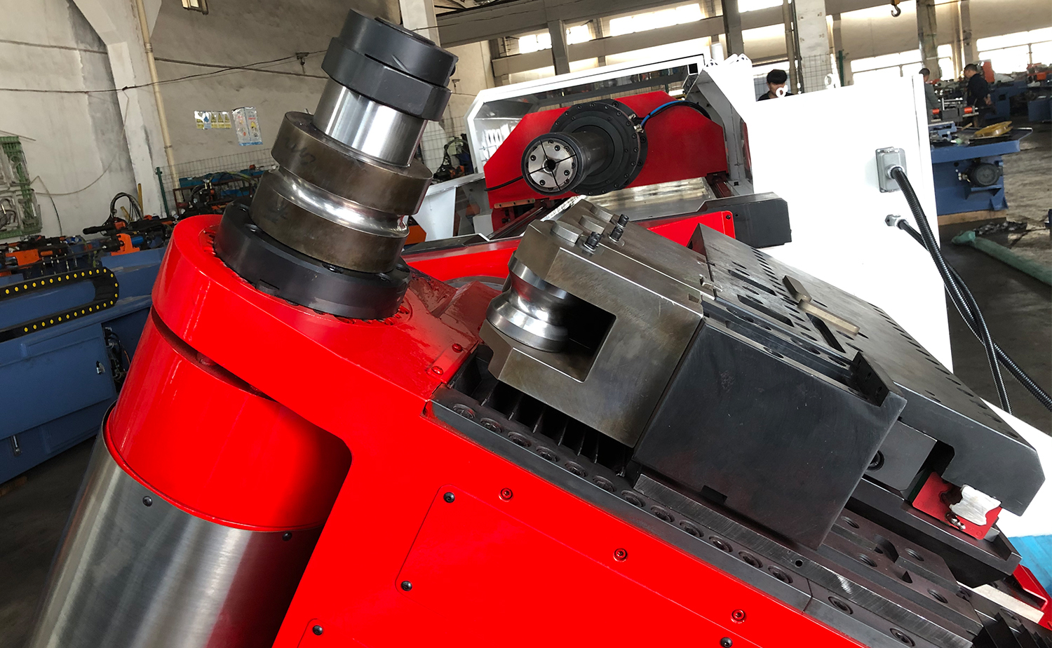 CNC-Rohrbiegemaschine mit Drehkopf – bidirektional