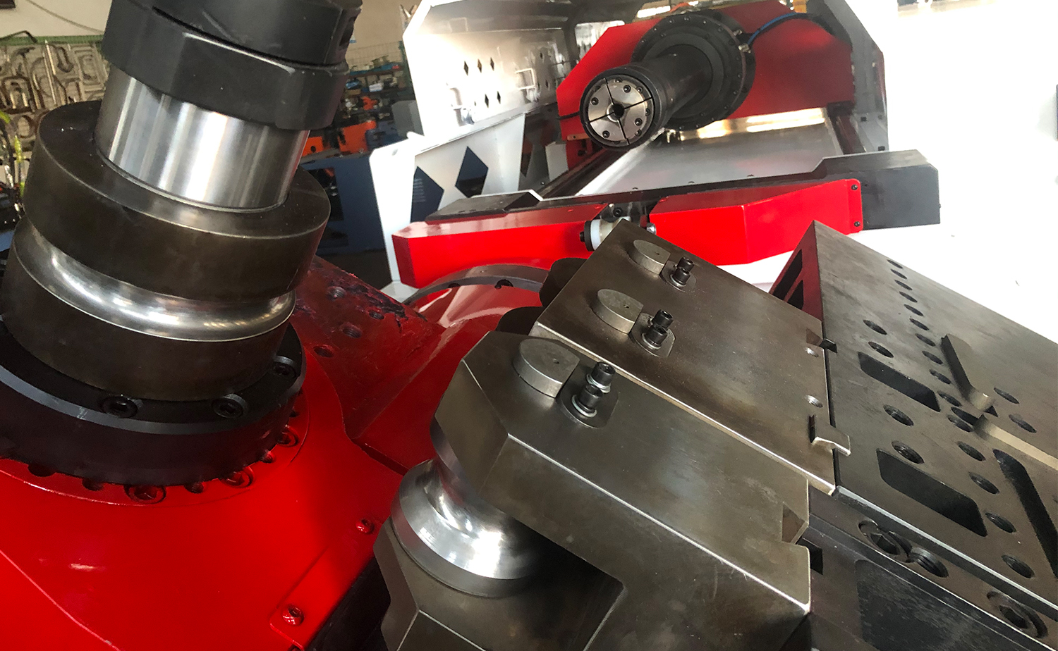 CNC-Rohrbiegemaschine mit Drehkopf – bidirektional