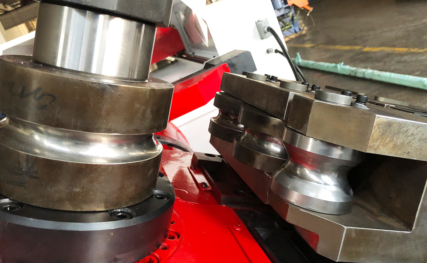 CNC-Rohrbiegemaschine mit Drehkopf – bidirektional