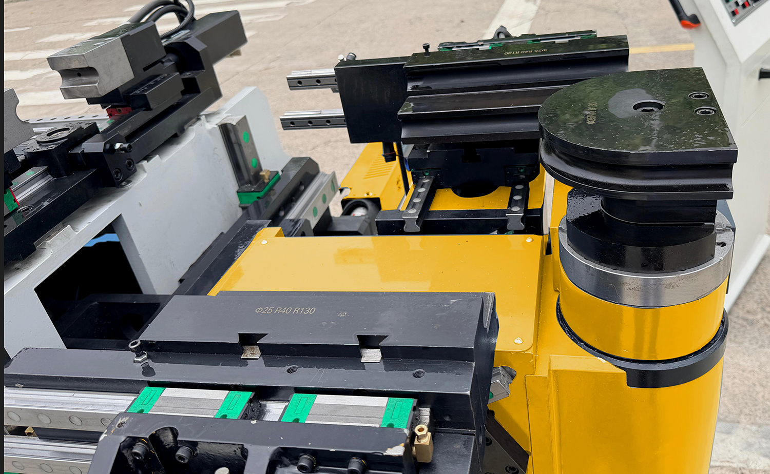 CNC-Rohrbiegemaschine für links und rechts